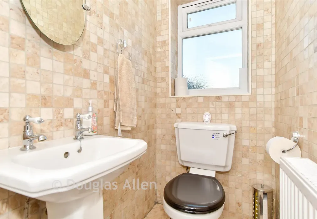 Cloakroom - Old Church Road, Chingford - Wards of Kent