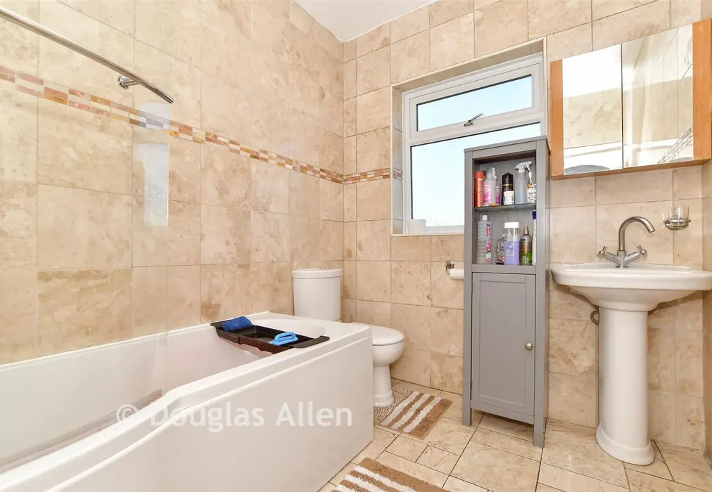 Bathroom - Old Church Road, Chingford - Wards of Kent
