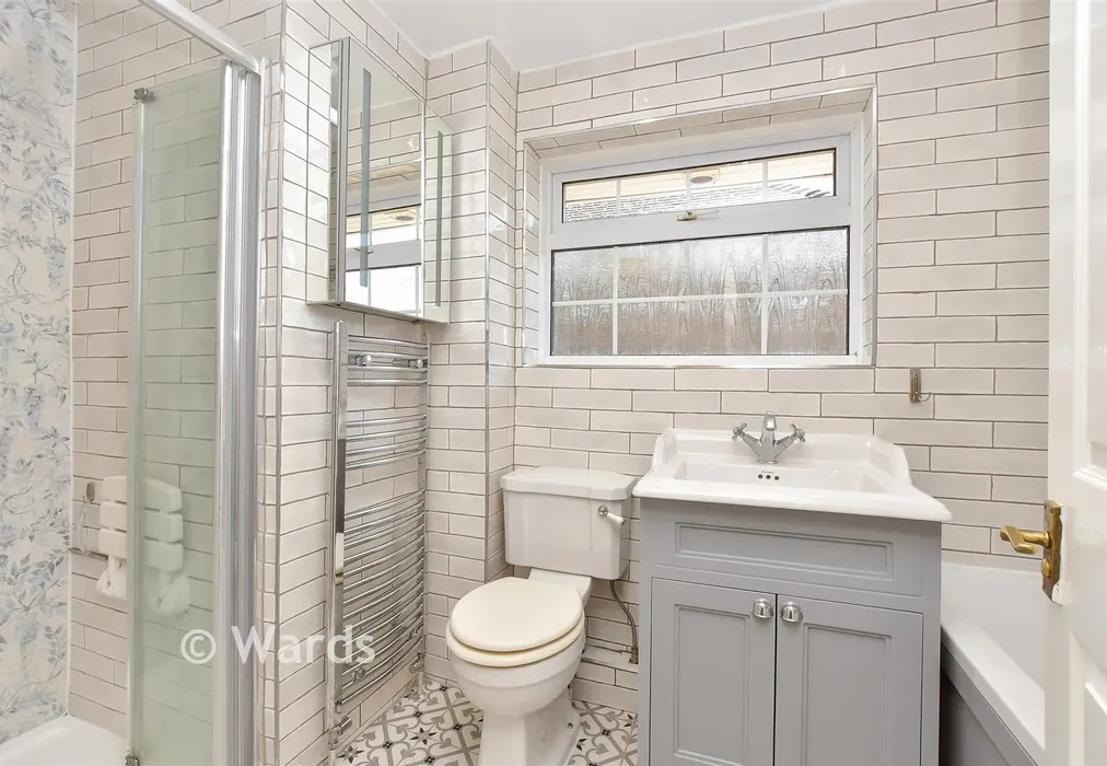 Bathroom - Laxton Way, Faversham, Kent - Wards of Kent