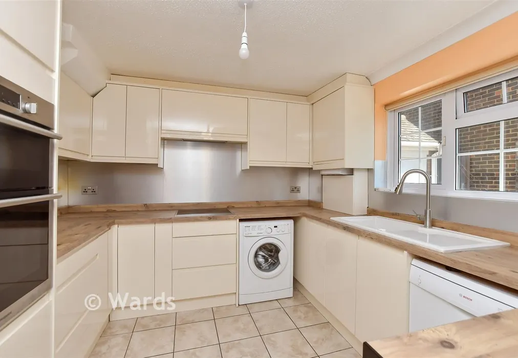 Kitchen - Laxton Way, Faversham, Kent - Wards of Kent
