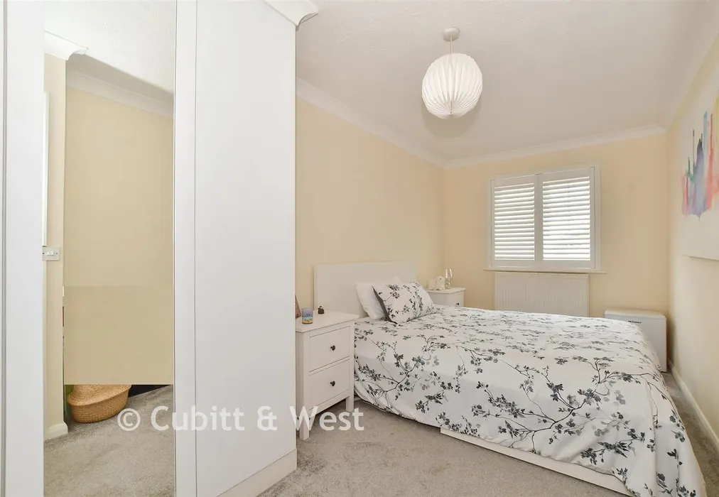 Bedroom 1 - The Fieldings, Southwater, West Sussex - Wards of Kent