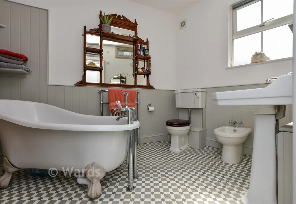 Bathroom - La Belle Alliance Square, Ramsgate, Kent - Wards of Kent