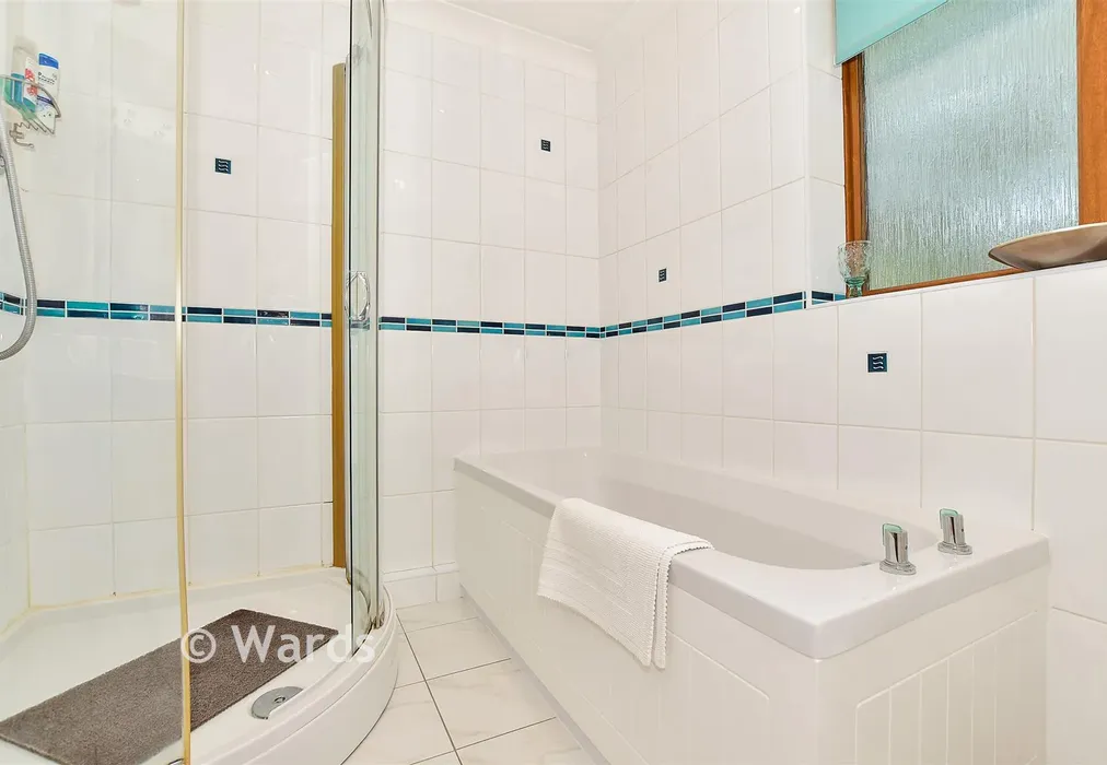 Bathroom - Ashford Road, High Halden, Kent - Wards of Kent