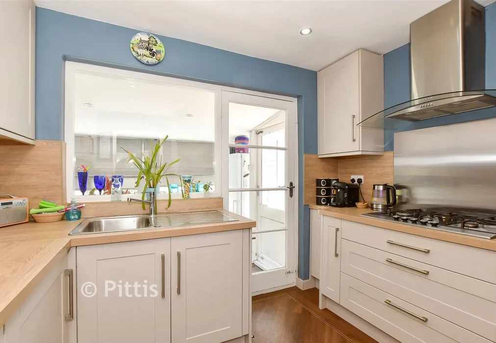 Kitchen - Nicholas Close, Brading, Isle of Wight - Wards of Kent