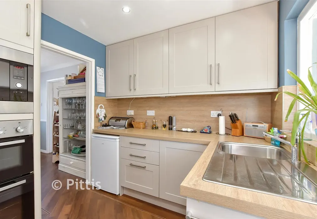 Kitchen - Nicholas Close, Brading, Isle of Wight - Wards of Kent