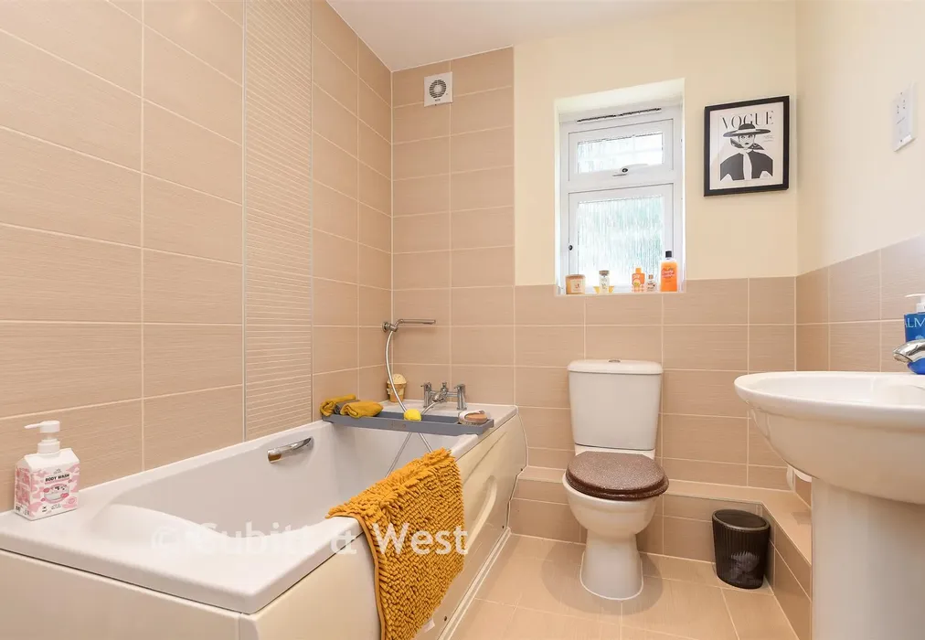 Bathroom - Tupwood Gardens, Caterham, Surrey - Wards of Kent