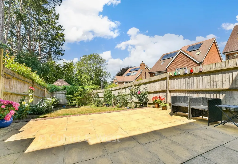 Rear Garden - Tupwood Gardens, Caterham, Surrey - Wards of Kent