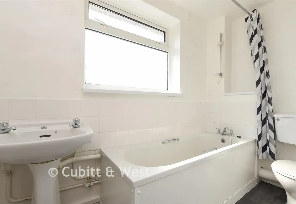Bathroom - Observatory Walk, Redhill, Surrey - Wards of Kent