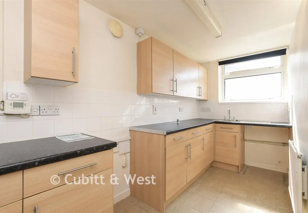 Kitchen - Observatory Walk, Redhill, Surrey - Wards of Kent