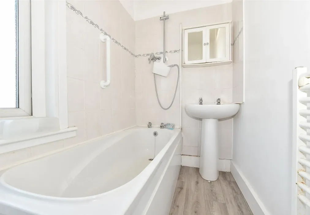 Bathroom - Foord Road South, Folkestone, Kent - Wards of Kent