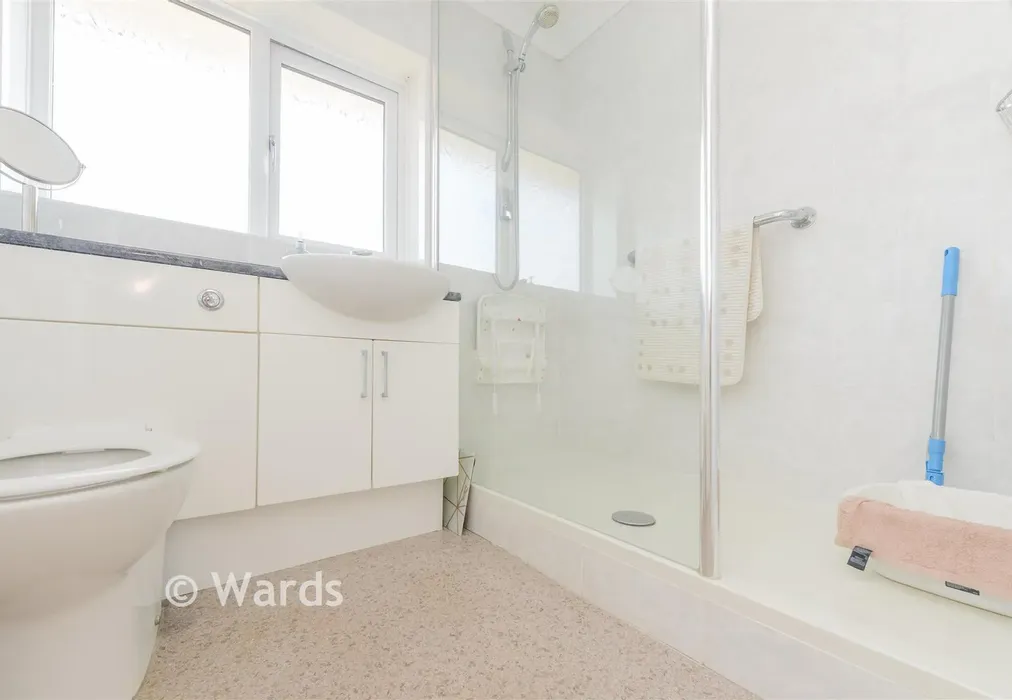 Bathroom - Imperial Drive, Gravesend, Kent - Wards of Kent
