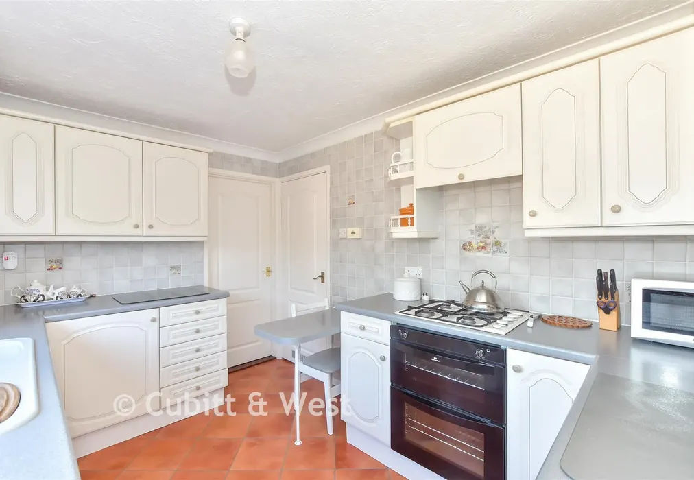 Kitchen - Havant Farm Close, Havant, Hampshire - Wards of Kent