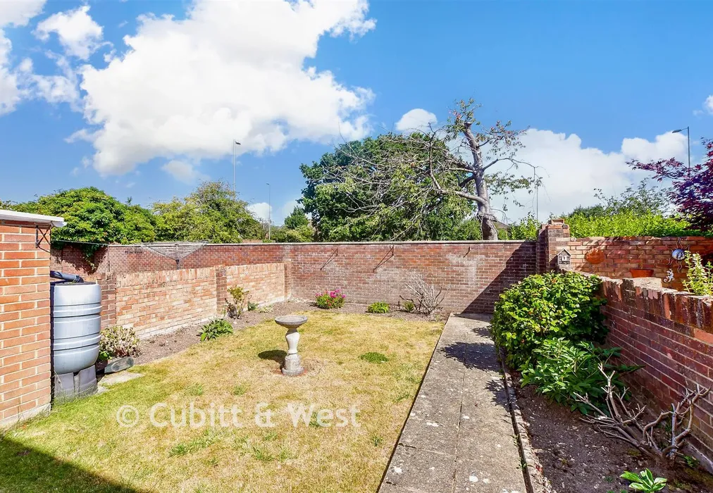 Rear Garden - Havant Farm Close, Havant, Hampshire - Wards of Kent