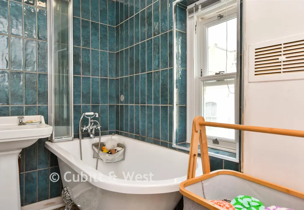 Bathroom - Bristol Road, Brighton, Brighton & Hove - Wards of Kent