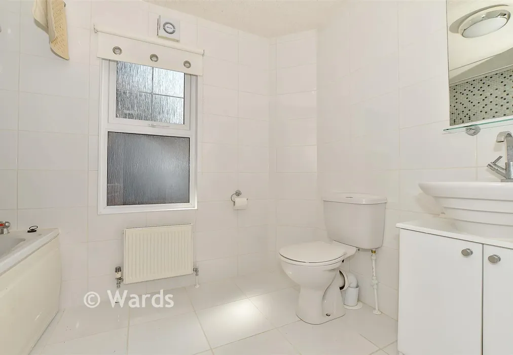 Bathroom - Woodlands Lodge Park, Ashford, Kent - Wards of Kent