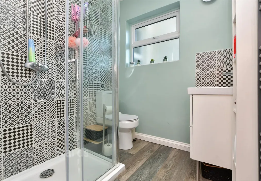 Shower Room - Duncan Road, Ramsgate, Kent - Wards of Kent