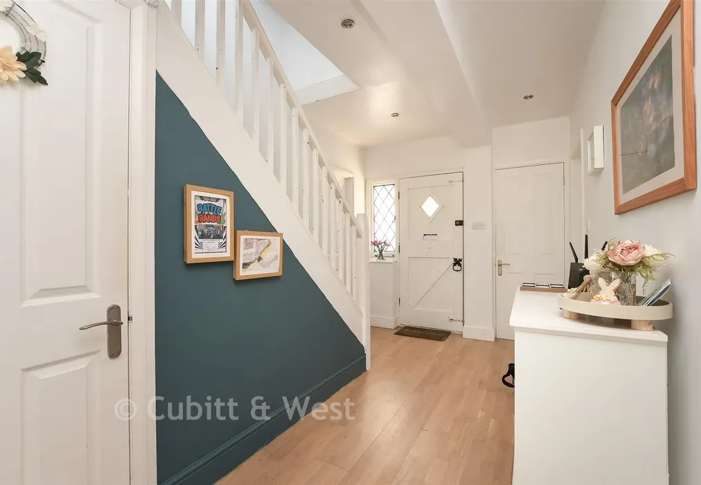 Entrance Hall - Smallfield Road, Horley, Surrey - Wards of Kent