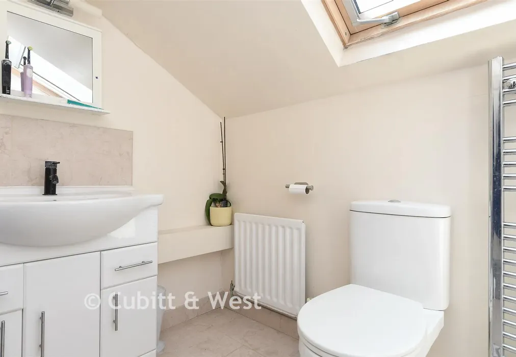 En-Suite Bathroom - Smallfield Road, Horley, Surrey - Wards of Kent