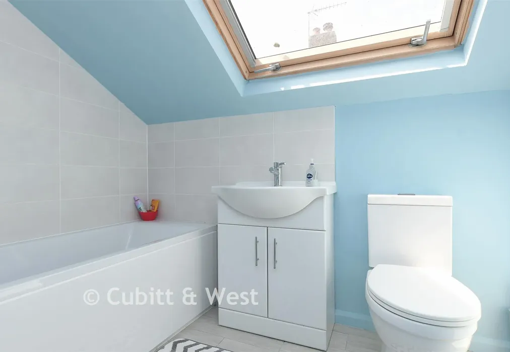 Bathroom - Smallfield Road, Horley, Surrey - Wards of Kent