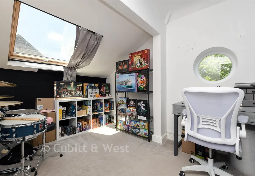 Bedroom 3 - Smallfield Road, Horley, Surrey - Wards of Kent