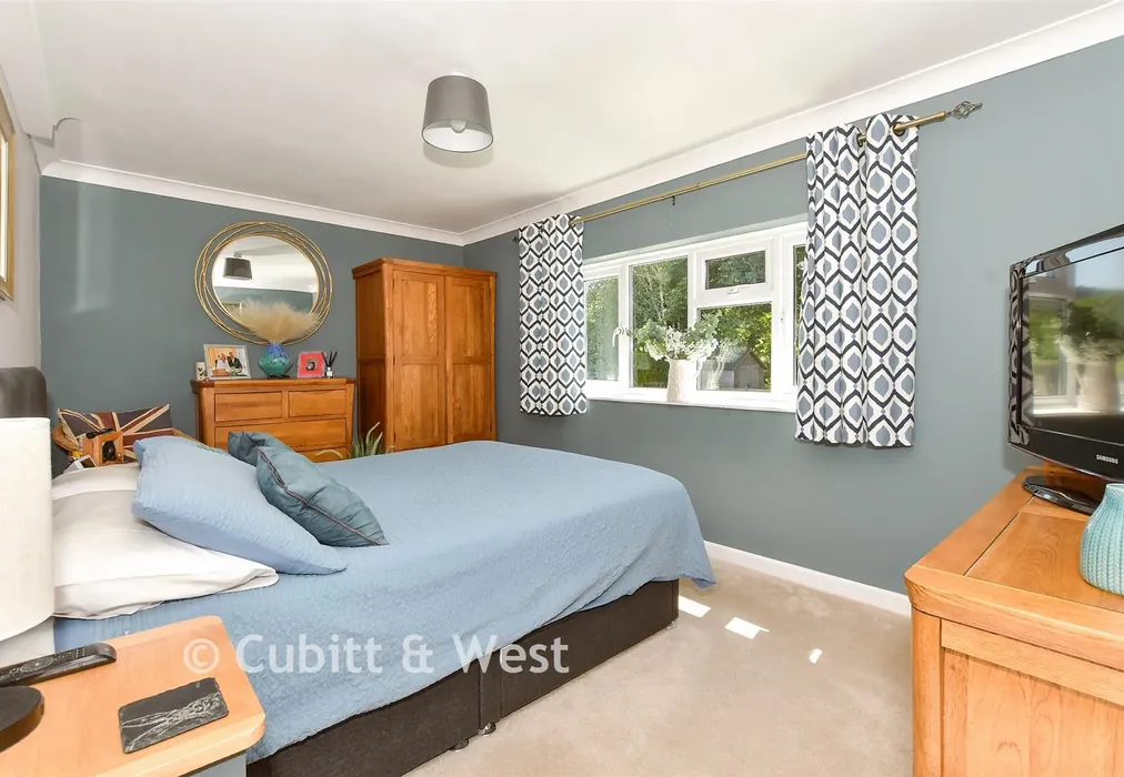 Bedroom 1 - Guillod Cottages, Graffham, Petworth, West Sussex - Wards of Kent