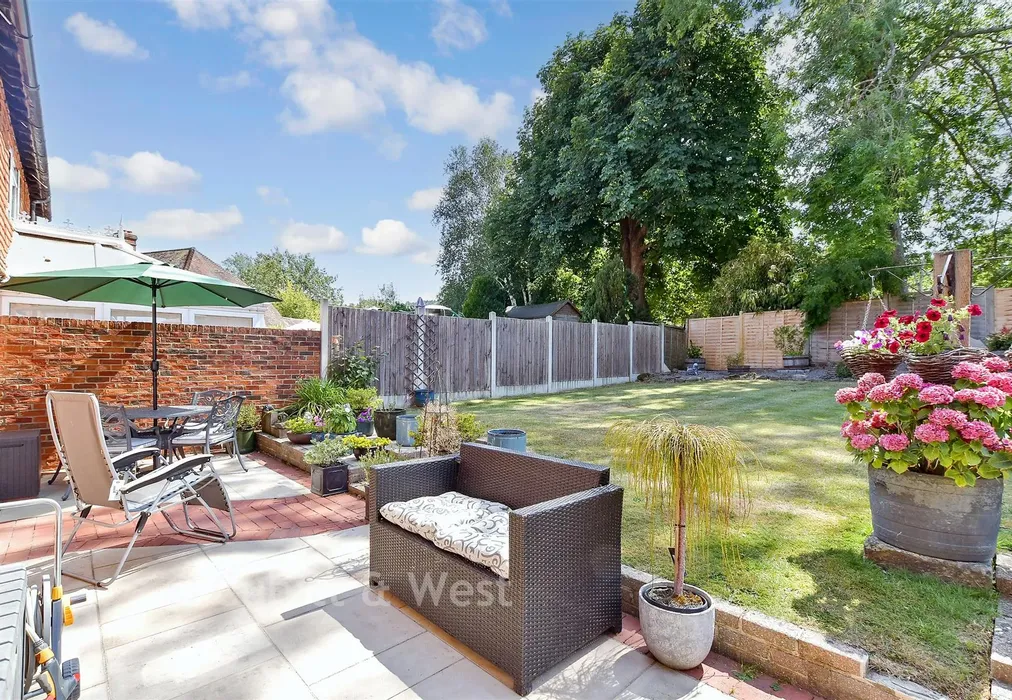 Rear Garden - Guillod Cottages, Graffham, Petworth, West Sussex - Wards of Kent