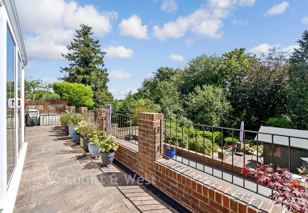 Rear Garden - The Crescent, Horsham, West Sussex - Wards of Kent