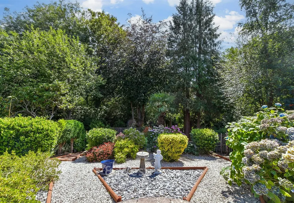 Rear Garden - The Crescent, Horsham, West Sussex - Wards of Kent