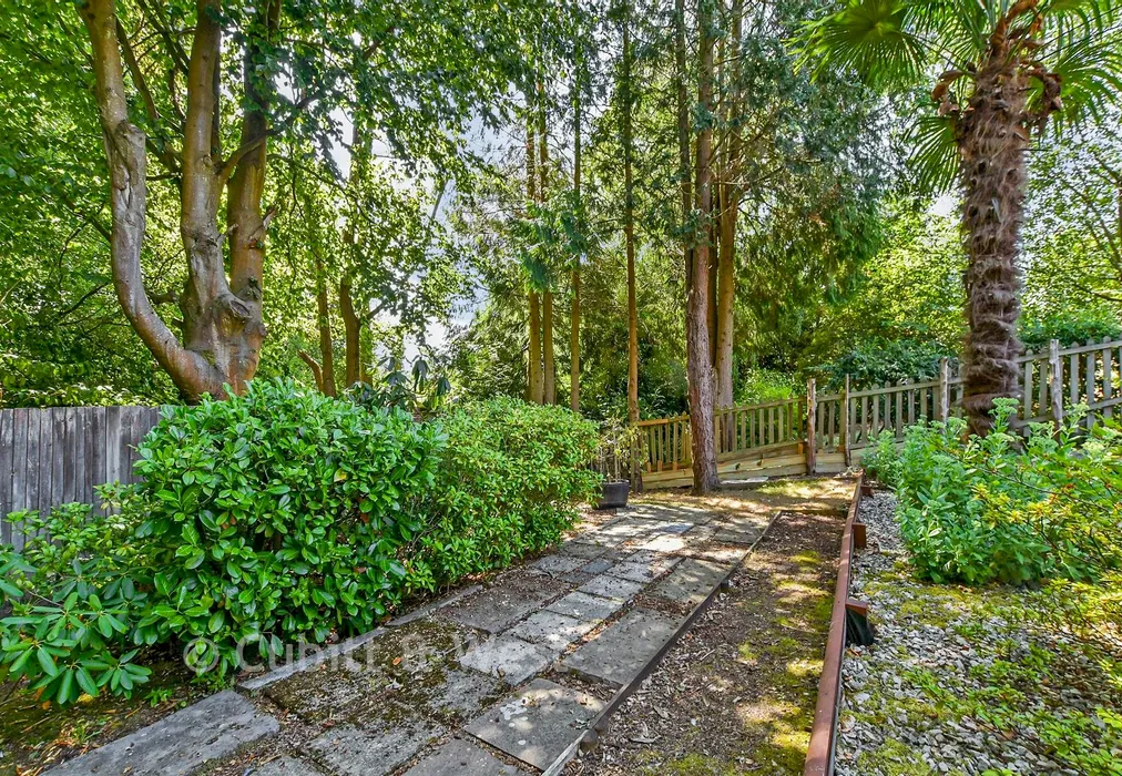 Rear Garden - The Crescent, Horsham, West Sussex - Wards of Kent