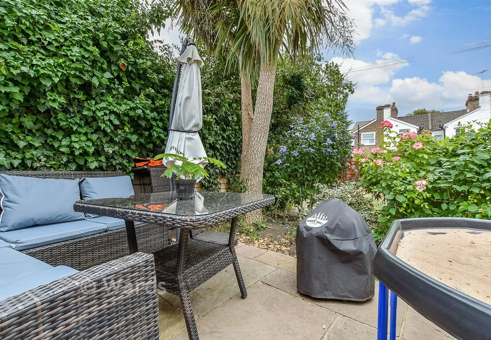 Patio / Decking - Hawden Road, Tonbridge, Kent - Wards of Kent
