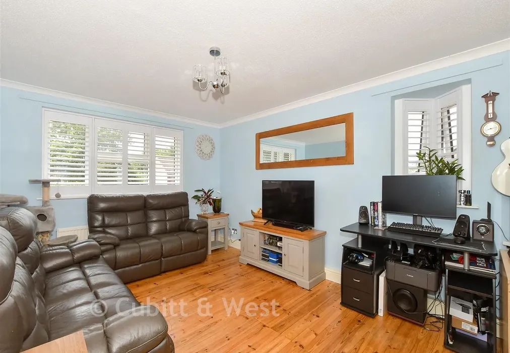 Lounge/Dining Room. - Blackthorns, Hurstpierpoint, West Sussex - Wards of Kent