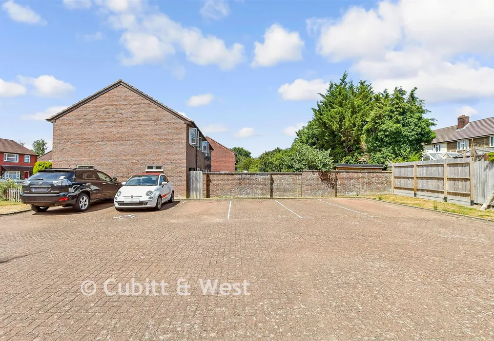 Driveway/Parking. - Blackthorns, Hurstpierpoint, West Sussex - Wards of Kent