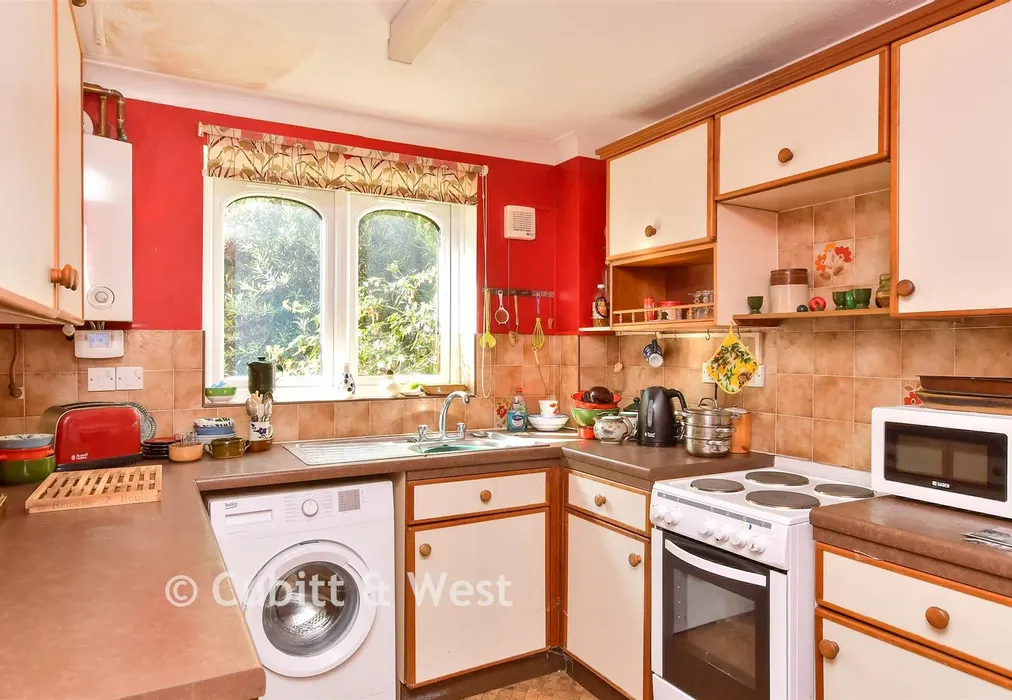 Kitchen - Croft Lane, Seaford, East Sussex - Wards of Kent