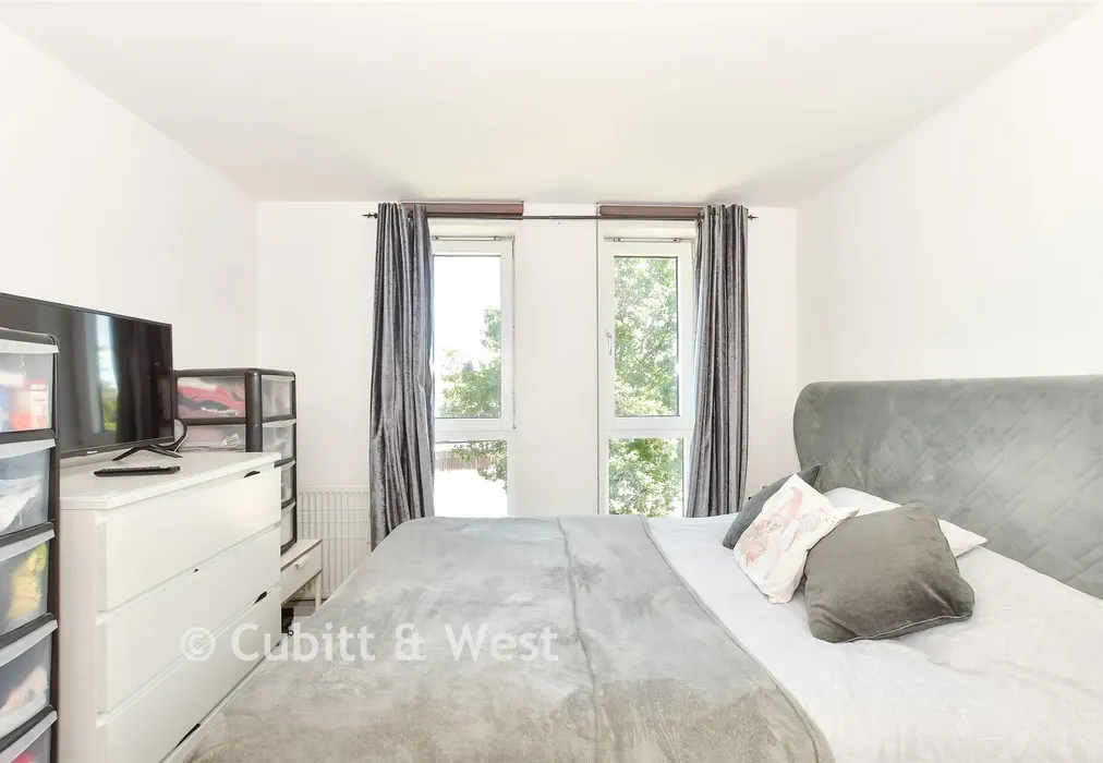 Bedroom 1 - Commonwealth Drive, Three Bridges, Crawley, West Sussex - Wards of Kent