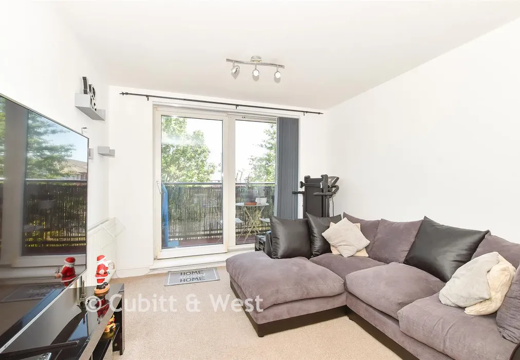 Lounge/Diner - Commonwealth Drive, Three Bridges, Crawley, West Sussex - Wards of Kent