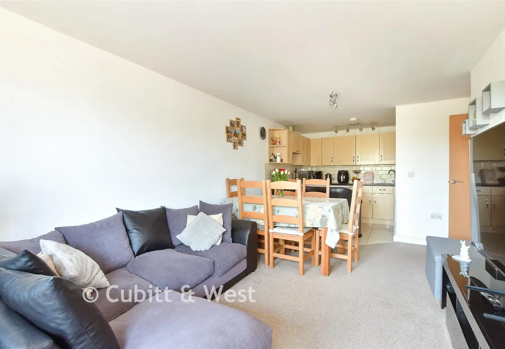 Lounge/Diner - Commonwealth Drive, Three Bridges, Crawley, West Sussex - Wards of Kent