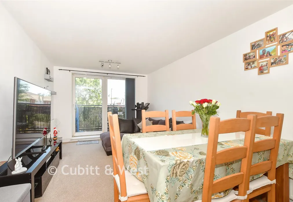 Lounge/Diner - Commonwealth Drive, Three Bridges, Crawley, West Sussex - Wards of Kent