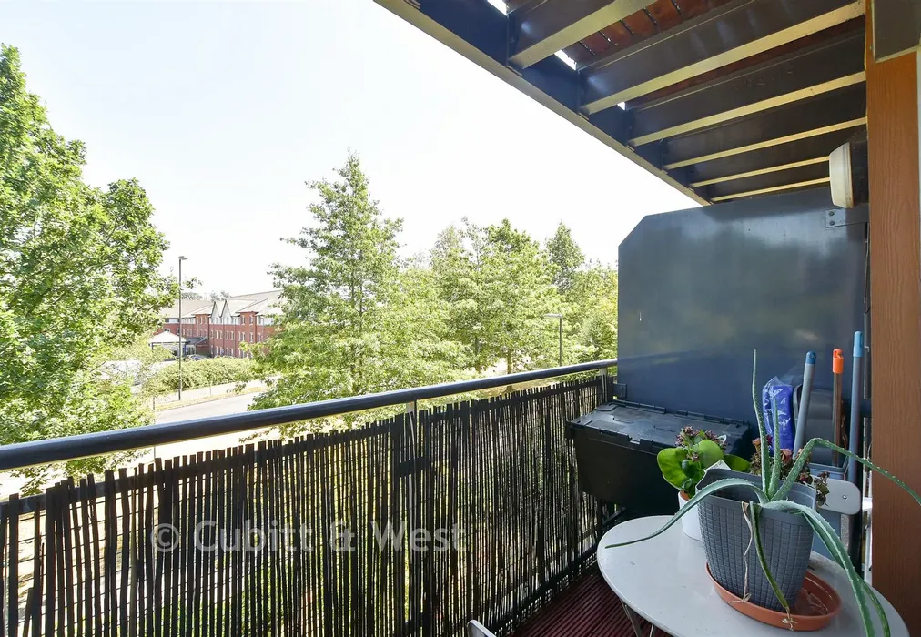 Balcony - Commonwealth Drive, Three Bridges, Crawley, West Sussex - Wards of Kent
