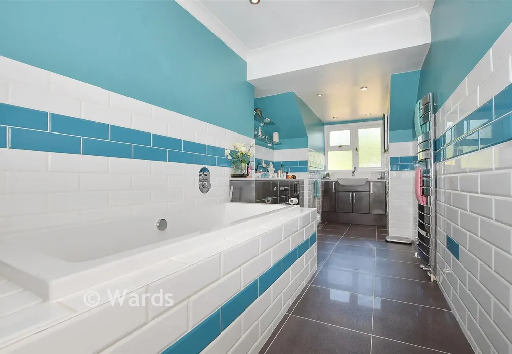 Bathroom - Well Close, Leigh, Kent - Wards of Kent