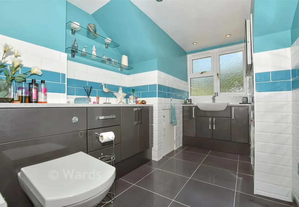 Bathroom - Well Close, Leigh, Kent - Wards of Kent