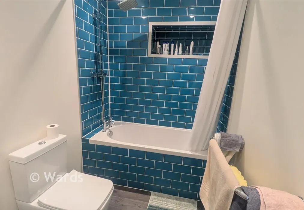 Bathroom - Longfield Road, Dover, Kent - Wards of Kent