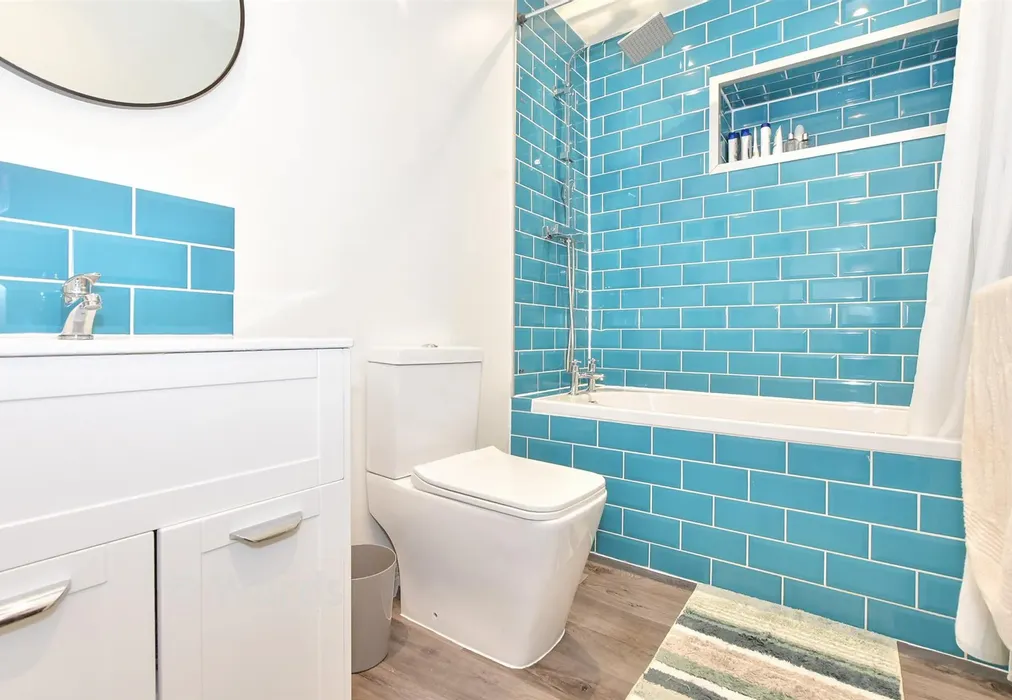 Bathroom - Longfield Road, Dover, Kent - Wards of Kent