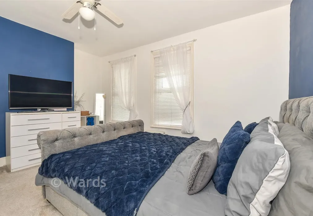 Bedroom 1 - Dering Road, Ashford, Kent - Wards of Kent