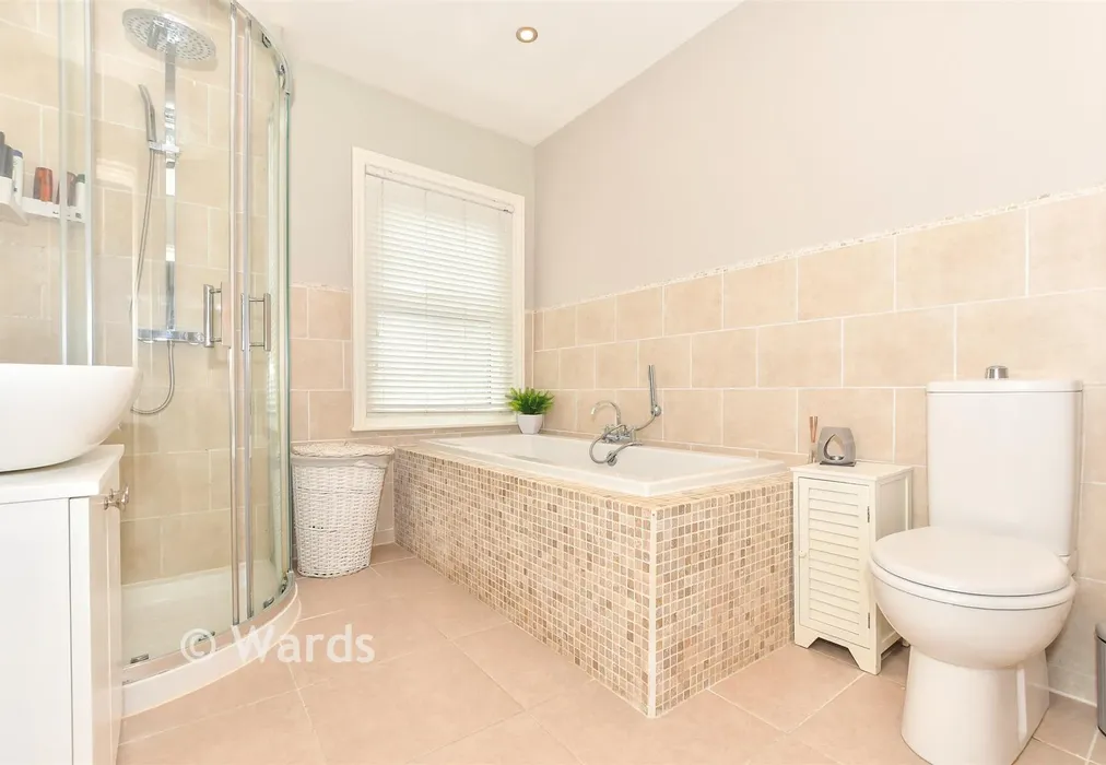 Bathroom - Dering Road, Ashford, Kent - Wards of Kent