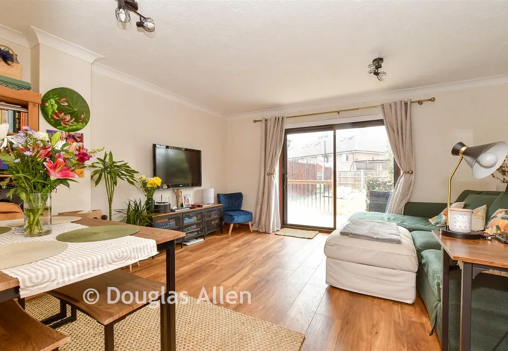 Lounge/Diner - Station Avenue, Wickford, Essex - Wards of Kent