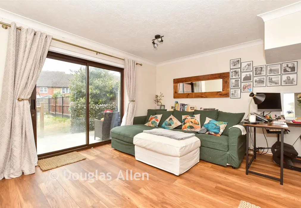 Lounge/Diner - Station Avenue, Wickford, Essex - Wards of Kent