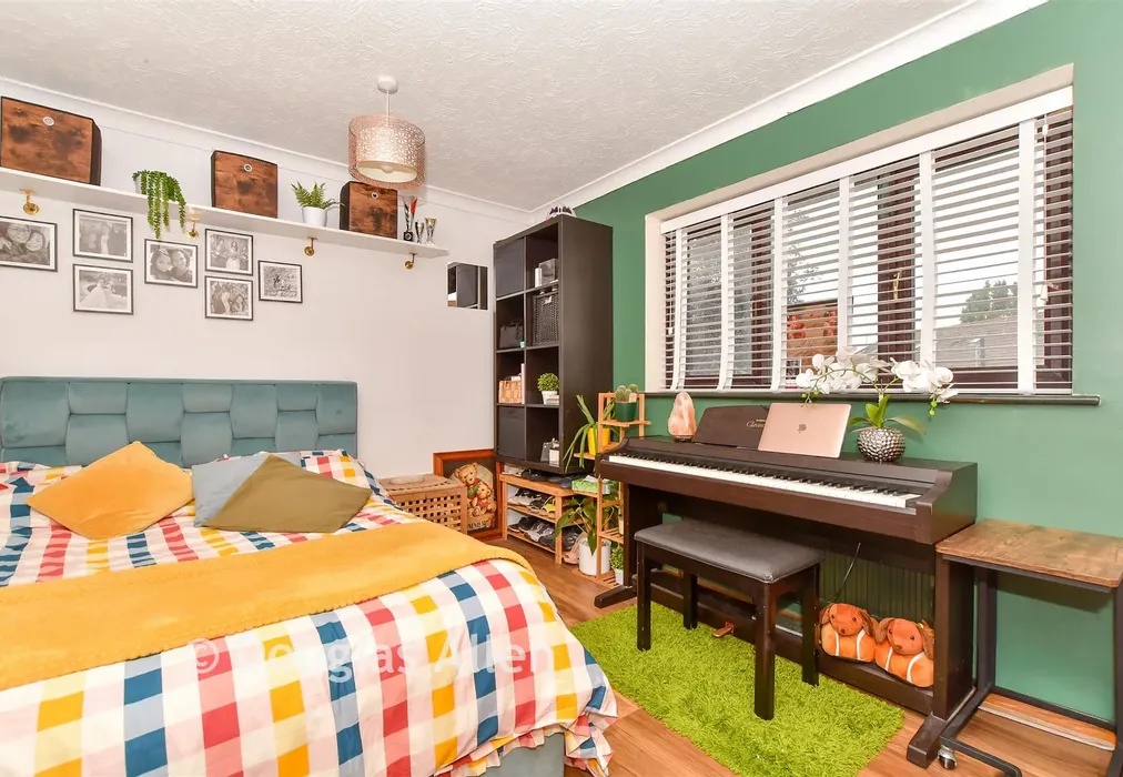 Bedroom 1 - Station Avenue, Wickford, Essex - Wards of Kent