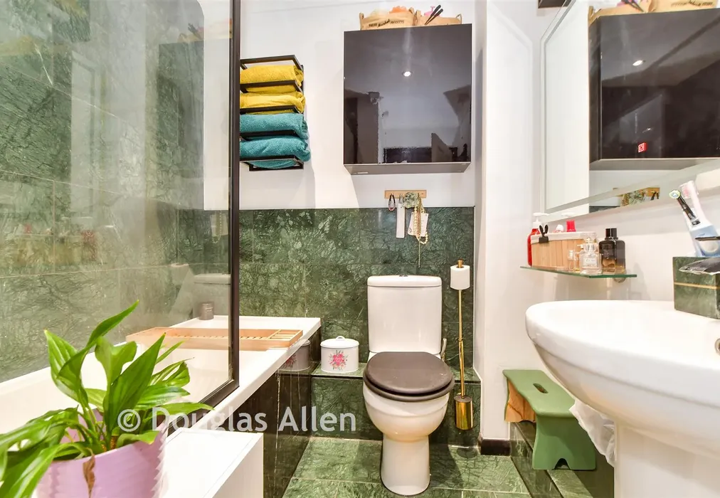 Bathroom - Station Avenue, Wickford, Essex - Wards of Kent