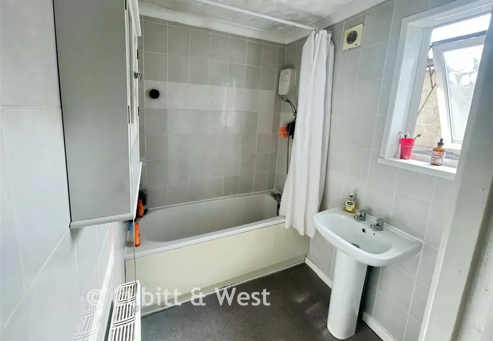 Bathroom - Hampshire Street, Portsmouth, Hampshire - Wards of Kent