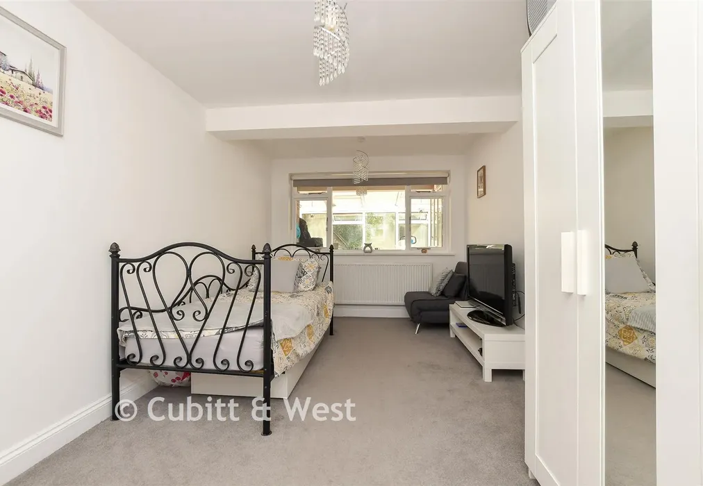 Guest Room - Heathway, Chaldon, Caterham, Surrey - Wards of Kent